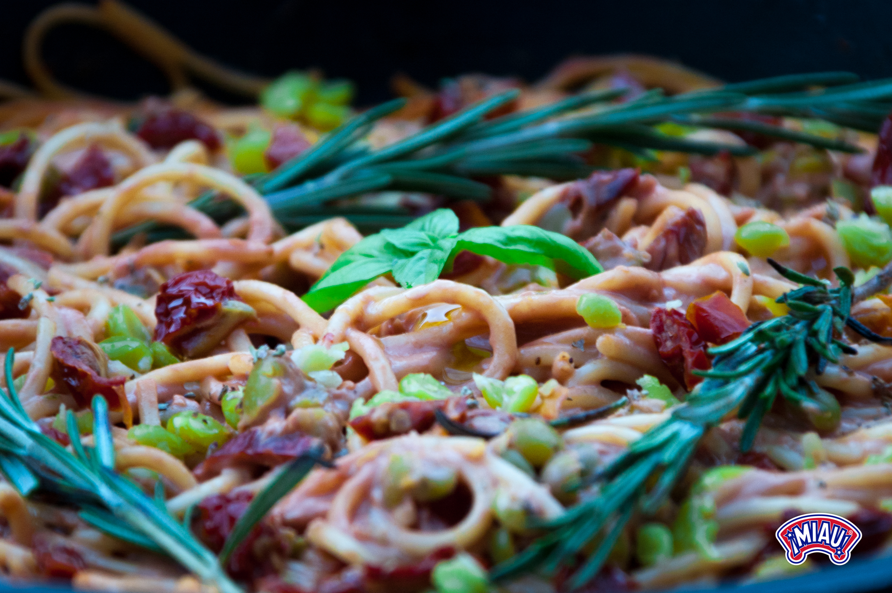 Pasta con guisantes y salsa de aguacate