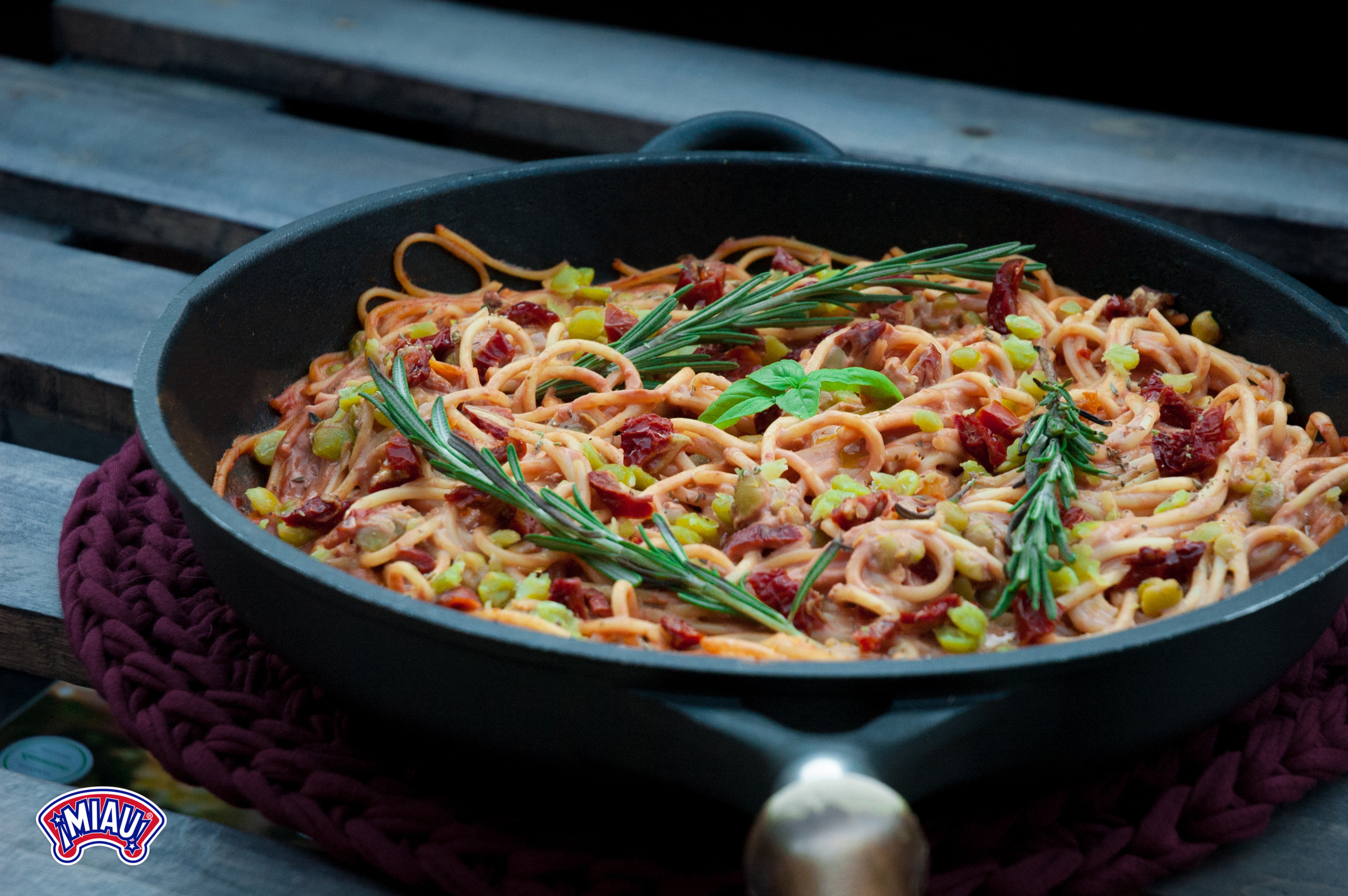 Pasta con guisantes MIAU y salsa de aguacate