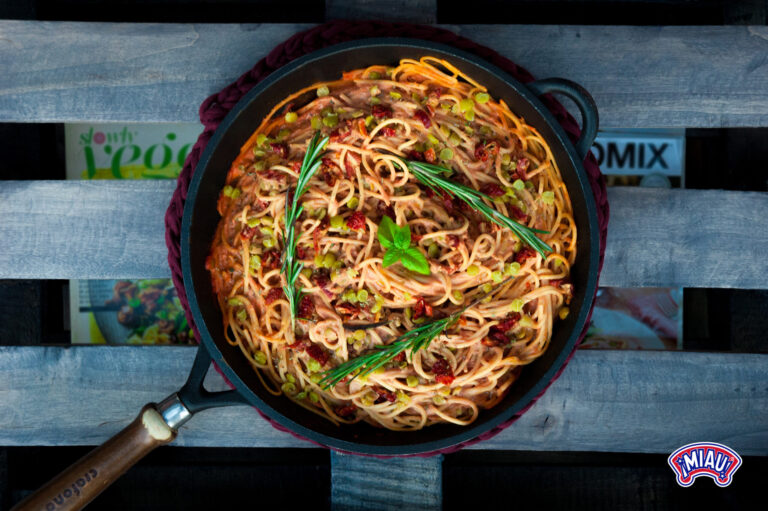 Pasta con guisantes verdes y salsa de aguacate