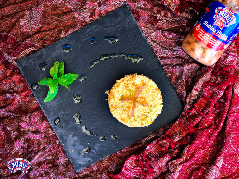 Plato veraniego de cuscús y alubias con sabor a hierbabuena