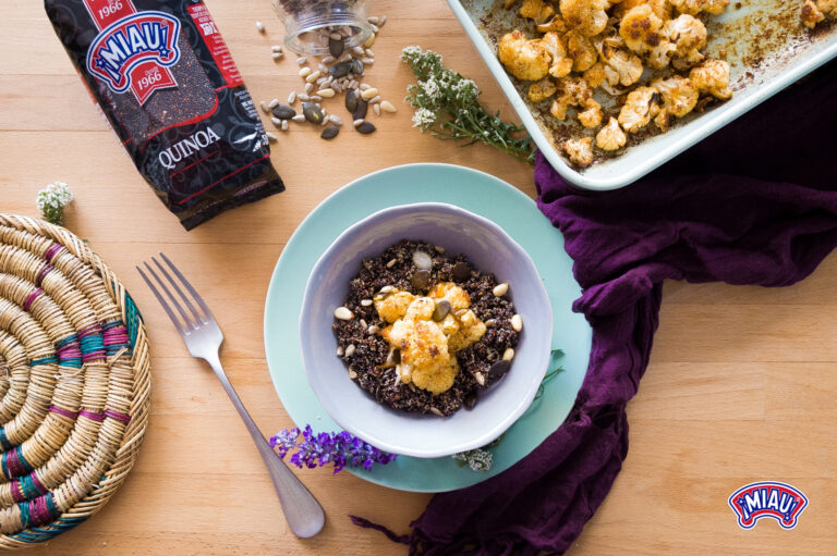 Quinoa negra con ramilletes de coliflor especiados