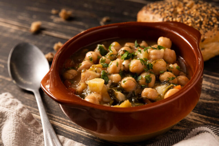 Potaje de garbanzos con espinacas: receta fácil y tradicional
