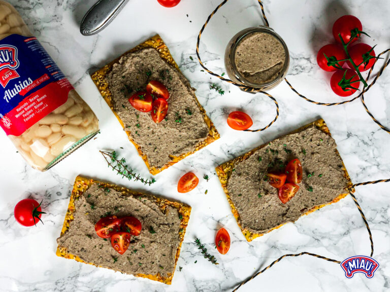 Tostas de paté de alubias al parmesano