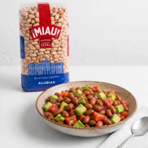 Ensalada de alubias pintas MIAU con aguacate y tomate
