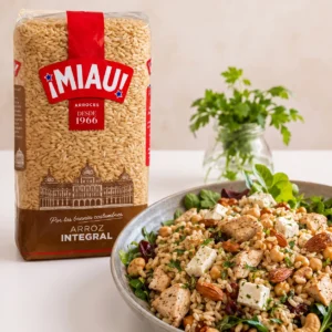 Ensalada de arroz integral MIAU con pollo, feta y frutos secos