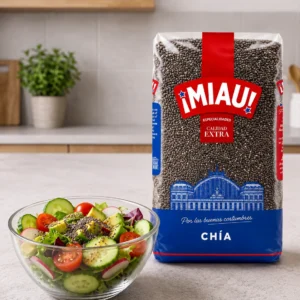 Ensalada fresca con semillas de chia MIAU y aguacate