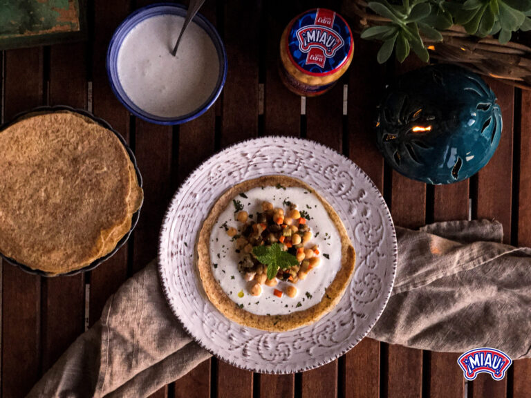 Crepes fríos con garbanzos y salsa de yogur