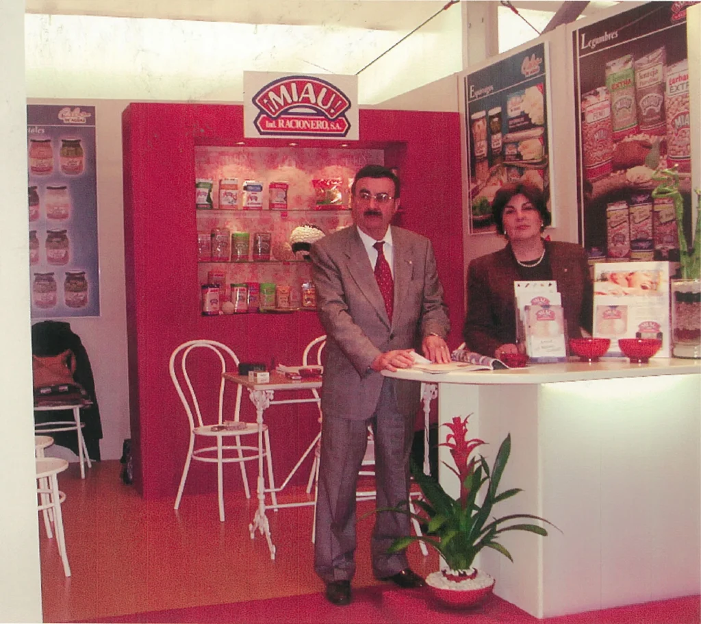 Domingo Racionero y María José Cortés en el estand de MIAU, Industrias Racionero, en 1990