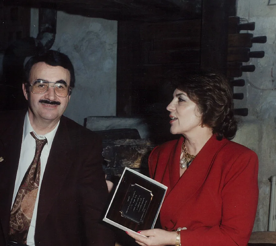 Domingo Racionero y María José Cortés con una placa conmemorativa