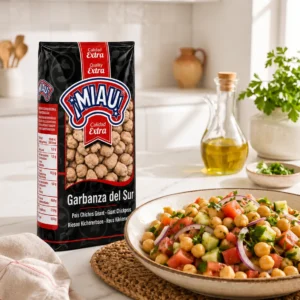 Ensalada de garbanzas del Sur MIAU con tomate, pepino y cebolla
