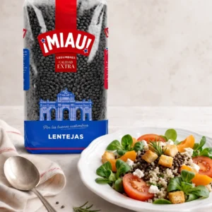 Ensalada de lentejas beluga MIAU con quinoa, canonigos y tomate