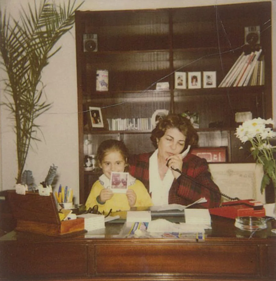 María José Cortés trabajando al teléfono en la oficina de Legumbres MIAU