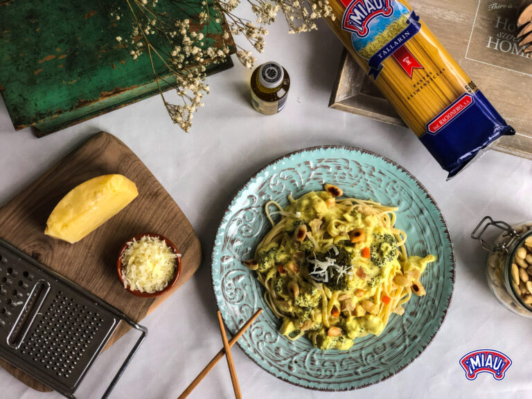 Tallarines con verduras y salsa de curry